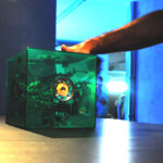 Julián Jaramillo, the happy cube, instalación interactiva y sonora, dimensiones variadas