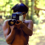 Yanomami with camera. Juan Downey 1976. Cortesía de The Juan Downey Foundation.